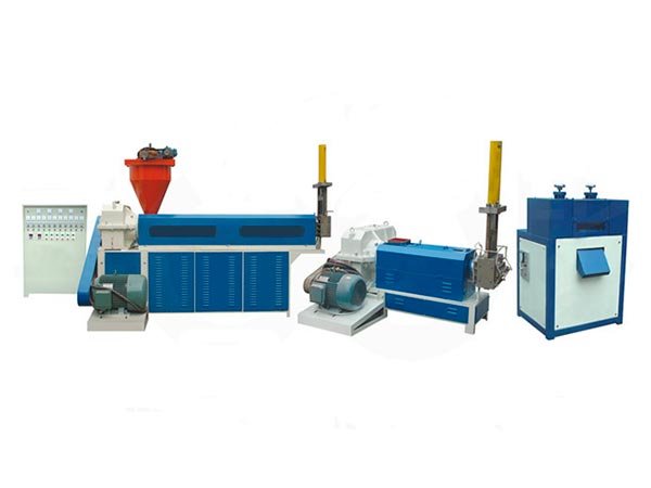 Machine de recyclage de plastique à deux étages